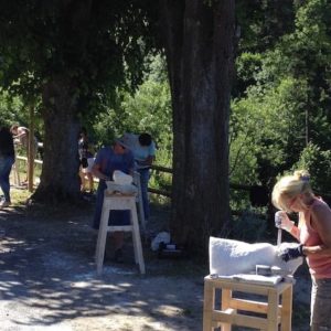 Beeldhouwen onderr de boom